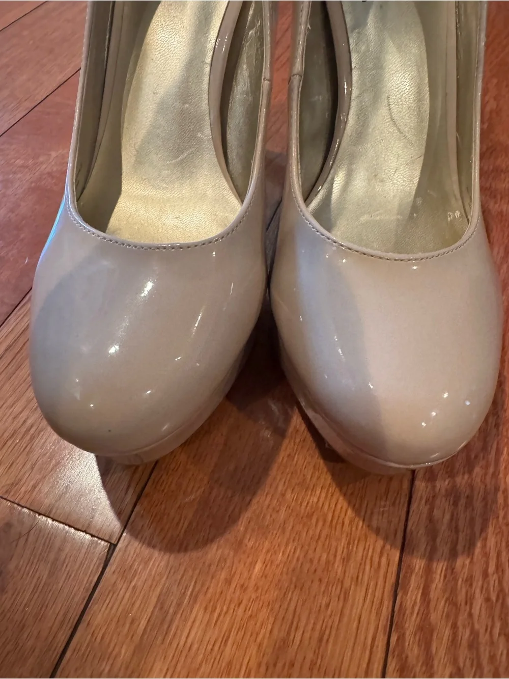 G by GUESS Winna Nude Patent Platform Heels Pumps | Size 6 Like New